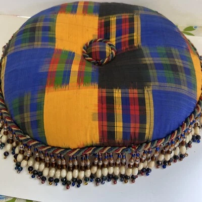 "Almohada de cuentas vintage hecha a mano colorida a cuadros cuentas de vidrio de 13"" de diámetro de 2"" de largo" Foto 1 de 4