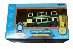 4875 TOMY 2005 Thomas & Friends Bulgy con carretera autobús a batería verde  - Imagen 1 de 5