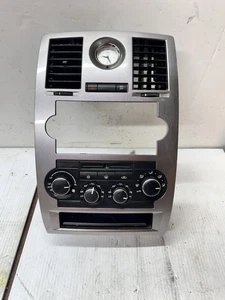 05-10 Chrysler 300 Radio Bisel Tablero Ajuste Panel Calentador Climatizador Reloj S14 - Imagen 1 de 19