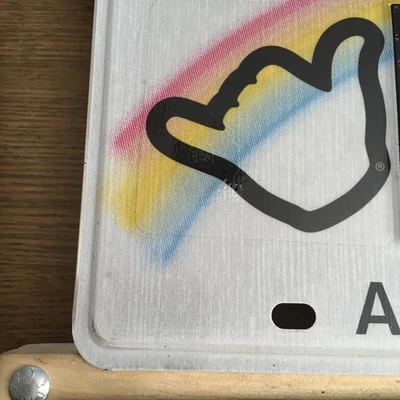 LA ÚLTIMA LICENCIA DE ESPECIALIDAD DE HAWAII LA VENTA SHAKA ayuda a una organización benéfica para niños  Foto 1 de 3