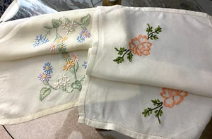 TWO VINTAGE WHITE/CREAM RAYON HAND WORKED FLORAL EMBROIDERY TABLE MATS/DOILIES - Foto 1 di 2