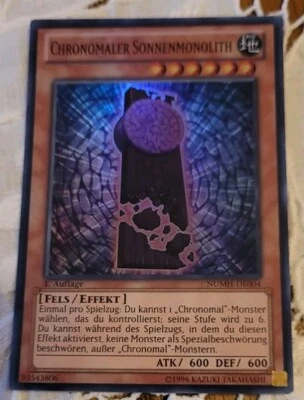 Yu-Gi-Oh! Chronomaler Sonnenmonolith - Super Rare- 1. Auflage-Holo - Bild 1 von 2