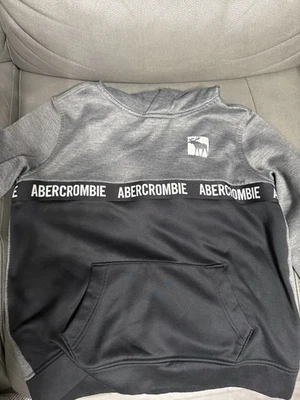 ¡Sudadera con capucha negra para niños 11/12 Abercrombie!  Foto 1 de 4