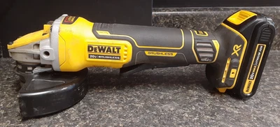 (RI4) DEWALT DCG415 20V 4-1/2 - 5 in. Interruptor de paleta amoladora angular con batería Foto 1 de 4