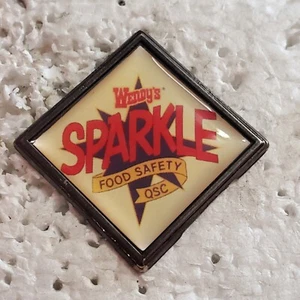 Vintage Wendys Glitzer Lebensmittelsicherheit Logo QSC Mitarbeiter Emaille Hut Anstecknadel Fast Food - Bild 1 von 3