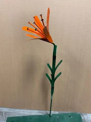 再生金属焊接橙色礼来带指甲花桩庭院艺术岩石花园 — 第 1/4 张图片