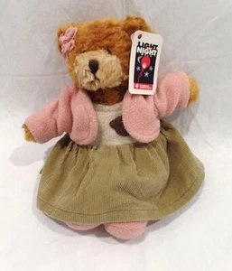 Oso de peluche de niña de peluche vintage con vestido abrigo lazo para el cabello 2000 Light The Night Walk - Imagen 1 de 6