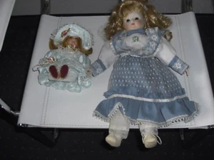 PUPPEN mit Porzellan Kopf, Händen und Füßen + ca. 40 cm + ca. 20 cm + - Bild 1 von 3