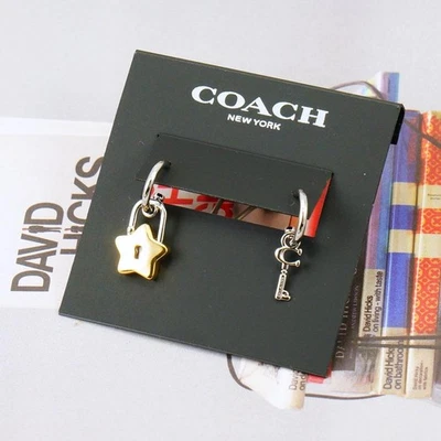 全新带标签蔻驰挂锁星星钥匙不匹配 Huggie 耳环金色银色 — 第 1/4 张图片