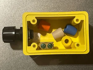 PASS & SEYMOUR FD11 WATERTIGHT DEEP FD BACK BOX, 1/2" NPT, 1-GANG, YELLOW - Picture 1 of 4