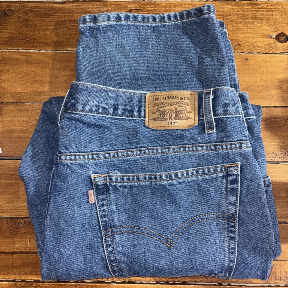 Jeans vintage Levi's 540 para hombre 44x30 (se adapta a 42x30) azul denim relajado lengüeta marrón Foto 1 de 4