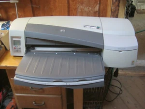 HP Designjet 70 Plotter DIN A2 Rolle, defekter Großformatdrucker mit Zubehör - Bild 1 von 8