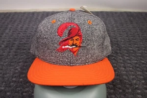 Gorra de colección Tampa Bay Buccaneers New Era Snap Back Sal Pimienta Logo Naranja - Imagen 1 de 9