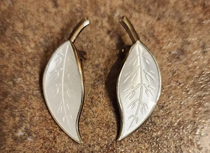 DAVID ANDERSEN Norway 925 SILVER PEARLY WHITE ENAMEL LEAF EARRINGS, VINTAGE - Picture 1 of 5
