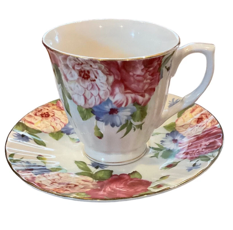 Taza de té y platillo floral vintage Grace’s Teaware con adornos dorados Foto 1 de 4