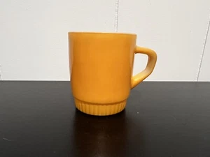 Tazza gialla impilabile vintage giallo Fire King ancoraggio gancio giallo - Foto 1 di 4