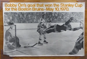 Seltenes BOBBY ORR'Ss Goal, das den STANLEY CUP für BOSTON BRUINS gewann 10. Mai 1970 Poster - Bild 1 von 9