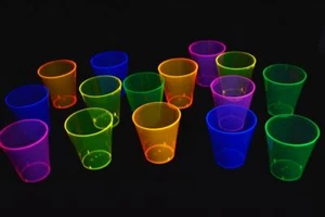 Gafas de tiro de plástico DirectGlow 2 oz 50 unidades surtidas de neón luz negra brillo fiesta - Imagen 1 de 4