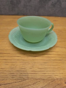 Tazza da tè vintage FIRE KING in vetro giadeite con piattino a costine - Foto 1 di 7