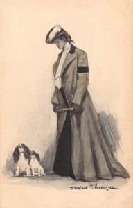Künstler signiertes Portrait einer Dame mit kleinen Hunden - - Vintage Postkarte - Bild 1 von 1