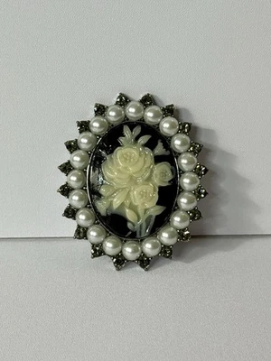 Брошь на булавке с черным цветочным узором из искусственного жемчуга со стразами Simply Vera Wang - Изображение 1 из 4