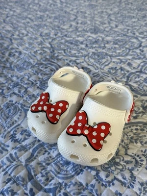 Zueco clásico Crocs Minnie Mouse niño pequeño talla 4 lunares lazo rojo Disney Foto 1 de 4