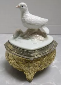 Porcelain Bird Topped Heart Shaped Red Velvet Lined Hinged Footed Trinket Box - Bild 1 von 12