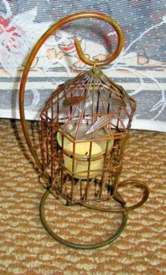 Jaula para pájaros floral colgante de artículos de metal de colección con candelabro de vidrio esmerilado en el interior Foto 1 de 4