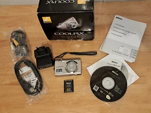 Nikon Coolpix S3000 Digitalkamera (12 MP, 6,8cm LCD Display, 4xOpt. Zoom) Silber - Bild 1 von 8