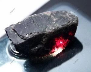 Piedra preciosa suelta granate rojo áspera extraída tierra granate natural 140,00 quilates - Imagen 1 de 5
