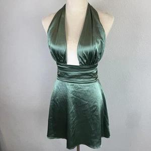 Vestido halter Lucy in the Sky satinado sin espalda verde profundo con corbata en la cintura y cremallera - Imagen 1 de 11