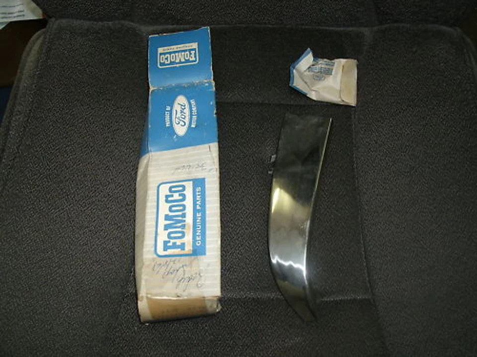 Ford Country Squire Wagon 1965-1969 nuevo en caja con moldura izquierda Foto 1 de 1