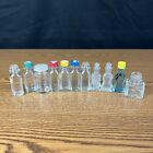Lot vintage de petites bouteilles en verre peint ancien avec couvercles clairs et bleus (11)