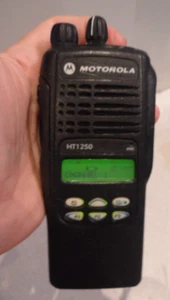 Motorola HT1250 UHF 403-470 MHZ 4W 128CH Two Way Radio AAH25RDF9AA5AN - Picture 1 of 7