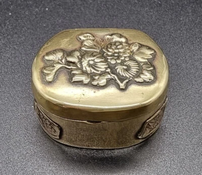 ANTIQUE JAPANESE BRASS ON BRASS PILL/SNUFF BOX MEIJI PERIOD 1868-1912 - Image 1 of 4