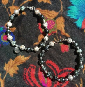 Set Of 2 UNISEX Handmade Glass Bead Bracelets On Silver Beading Wire With Charm - Picture 1 of 4