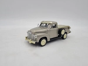 Kinsmart - Diecast escala 1:38 - camioneta Chevy 3100 1953 Lowrider - dorada - Imagen 1 de 10