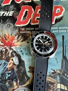 Caravelle by Bulova Devil Taucheruhr mit Fadenkreuz Zifferblatt, Day Date 11UOACB -LÄUFT - Bild 1 von 9