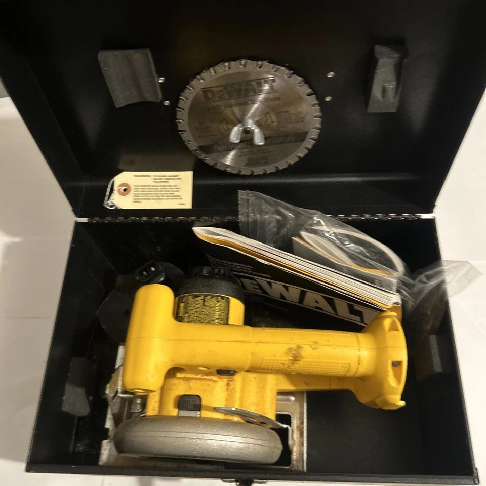DeWalt 14.4v Circular Saw DW935 5-3/8" Trim Saw +Batteries Charger Case Blades - Image 1 of 4