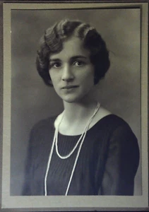 Portrait Foto Frau 20er Jahre Perlenkette Studio Kabinett Karte Flapper Mode - Bild 1 von 2