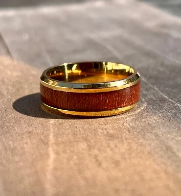 Anillo de boda de acero inoxidable en tono dorado para hombre con incrustaciones de madera de koa talla 8-13 Foto 1 de 4