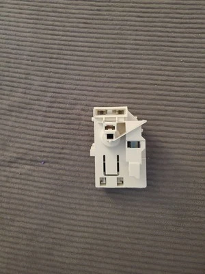 MIELE 10624111 DOOR LOCK (SHELF "C") - Image 1 of 4