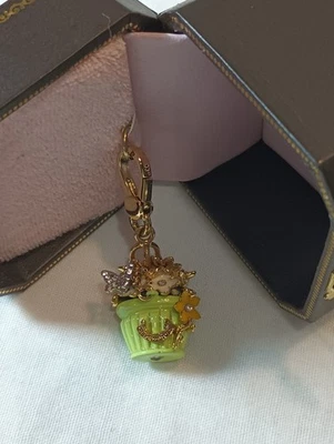 Juicy Couture Colgante "Cesta de Flores" Dije YJRU3687 Tono Dorado Nuevo en Caja Foto 1 de 3