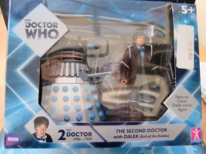 DOCTOR WHO FIGURE *SECOND DOCTOR & EMPEROR'S GUARD DALEK* EVIL OF THE DALEKS - Picture 1 of 4