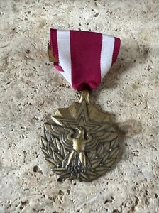 MEDAGLIA SERVIZIO MERITORIO MILITARE USA SECONDA GUERRA MONDIALE FULL SIZE CON NASTRO 5-10 - Foto 1 di 5