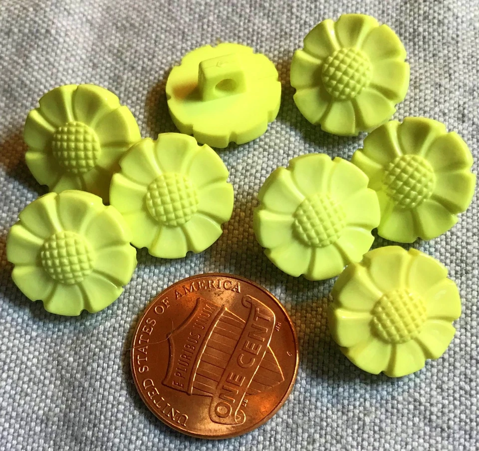 8 Pale Yellow Plastic Shank Buttons Flower Floral Daisy 9/16" 14mm 8703 - Image 1 of 1