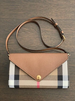 Auténtico bolso clutch de cuero marrón Burberry con correa de cuero extraíble Foto 1 de 4