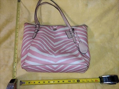 Bolso de hombro Coach rosa y crema a rayas de cebra Foto 1 de 4