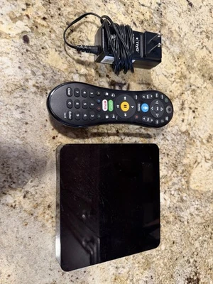 Проигрыватель потокового мультимедиа TiVo MINI VOX с голосовым пультом дистанционного управления и адаптером питания TCDA95000 - Изображение 1 из 2