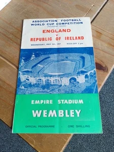 ENGLAND V REPUBLIC OF IRELAND 1957 INTERNATIONAL 8/5/1957 (18) - Picture 1 of 4